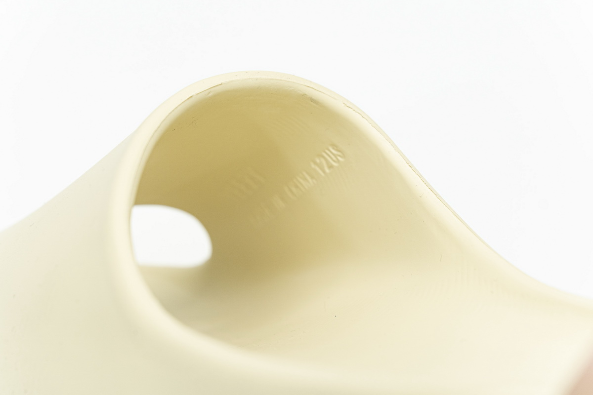 coco-Adidas Yeezy Slide “Desert Sand” - view 3