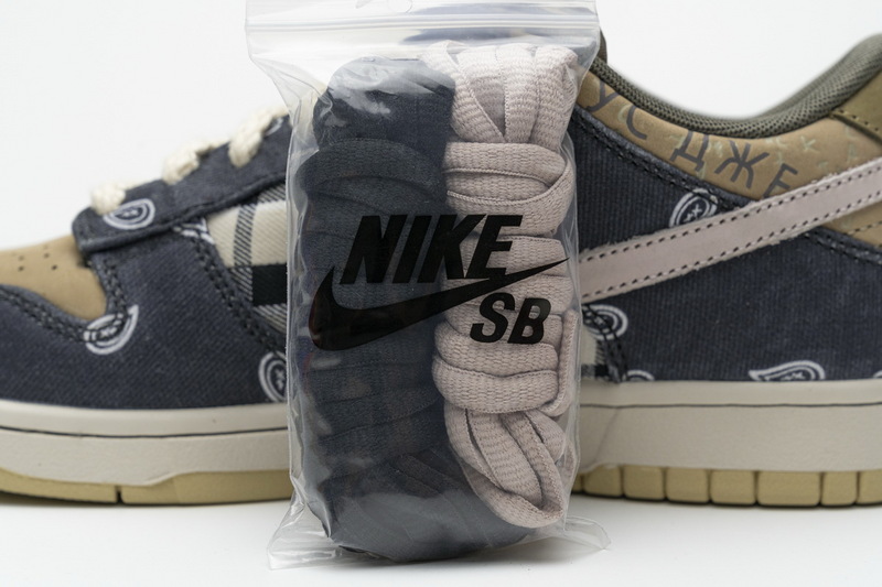 350 Travis Scott x Nike SB Dunk Low - view 8